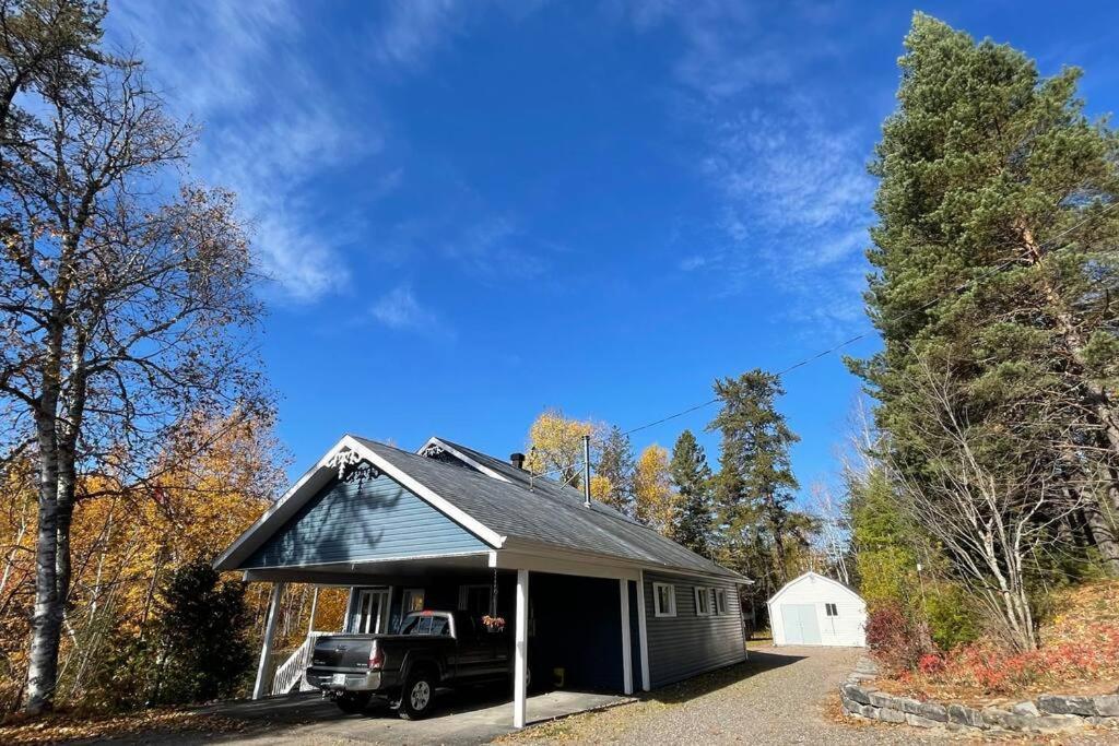 Le Chalet Bleu, Aux Pieds Des Monts-Valin Saint-David-de-Falardeau Exterior foto